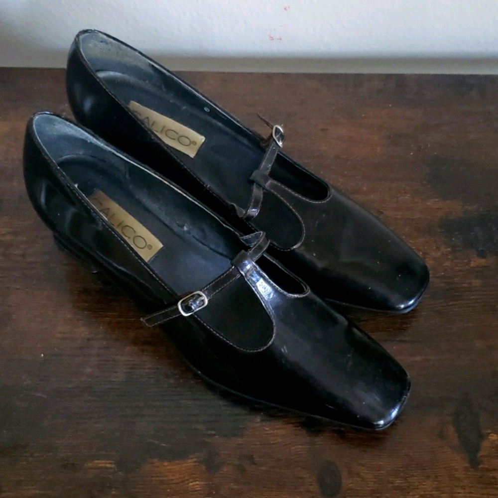 Womans T strap patent leather style sz 10